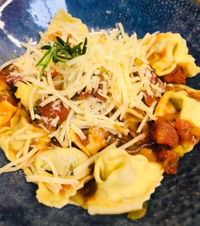 Tortelini jambon cru ricotta velouté de tomates basilic 