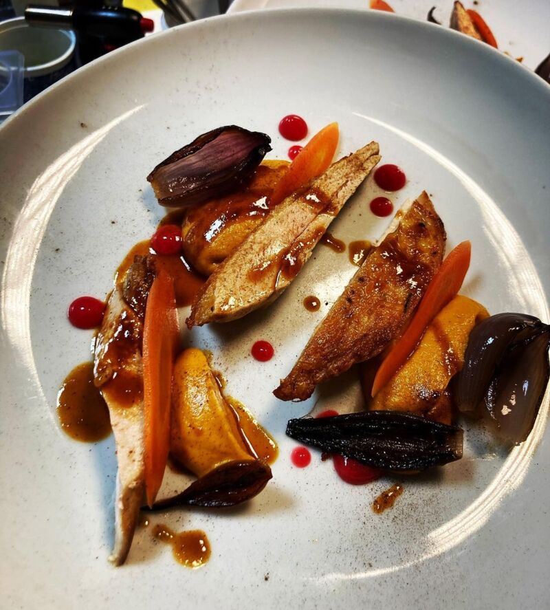 Petto di faraona arrosto, ribes, carote speziate e scalogno 