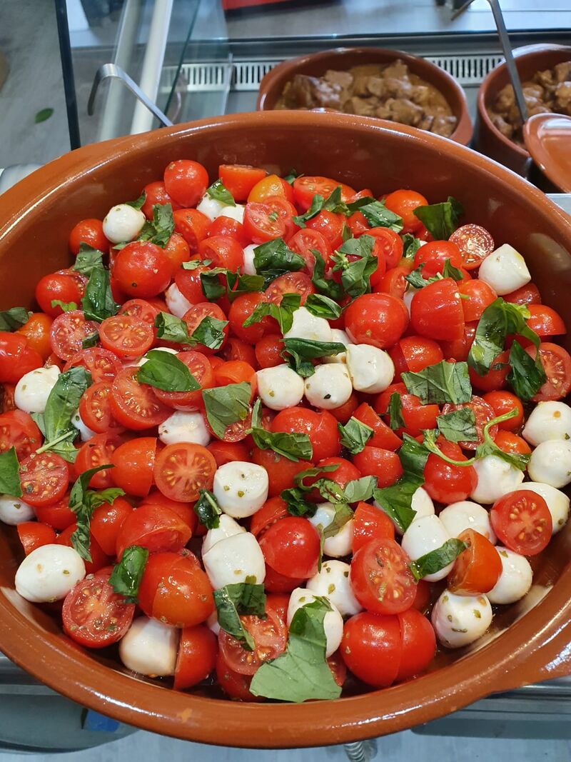 Ensalada de tomate cherry con quesitos de búfala
