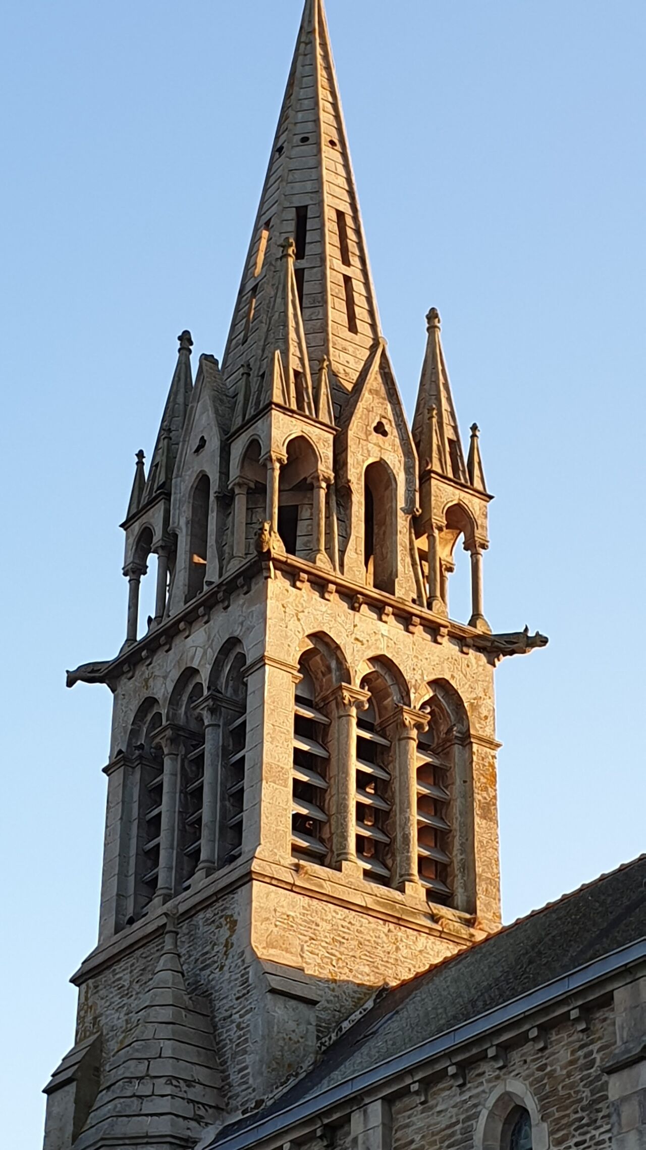 Face à l'église