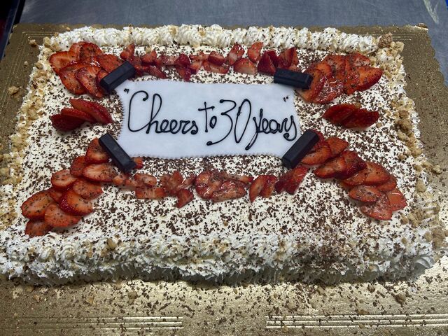 Torta di compleanno con pan di spagna ,crema chantilly , cioccolato e fragole fresche 