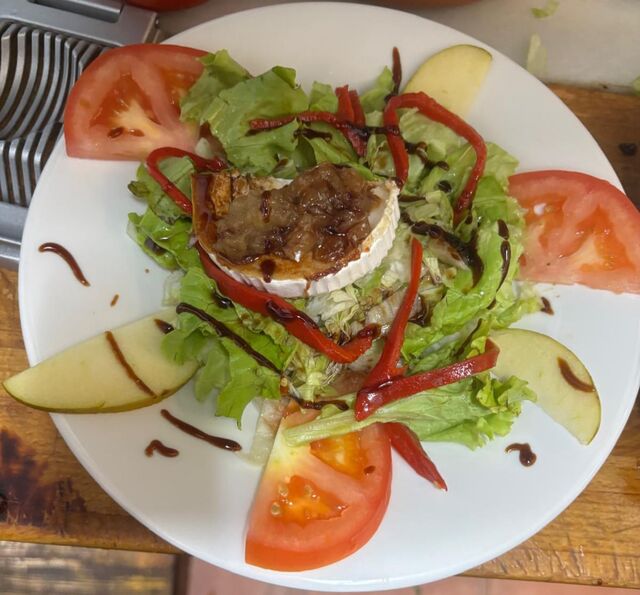 ENSALADA CON QUESO DE CABRA 