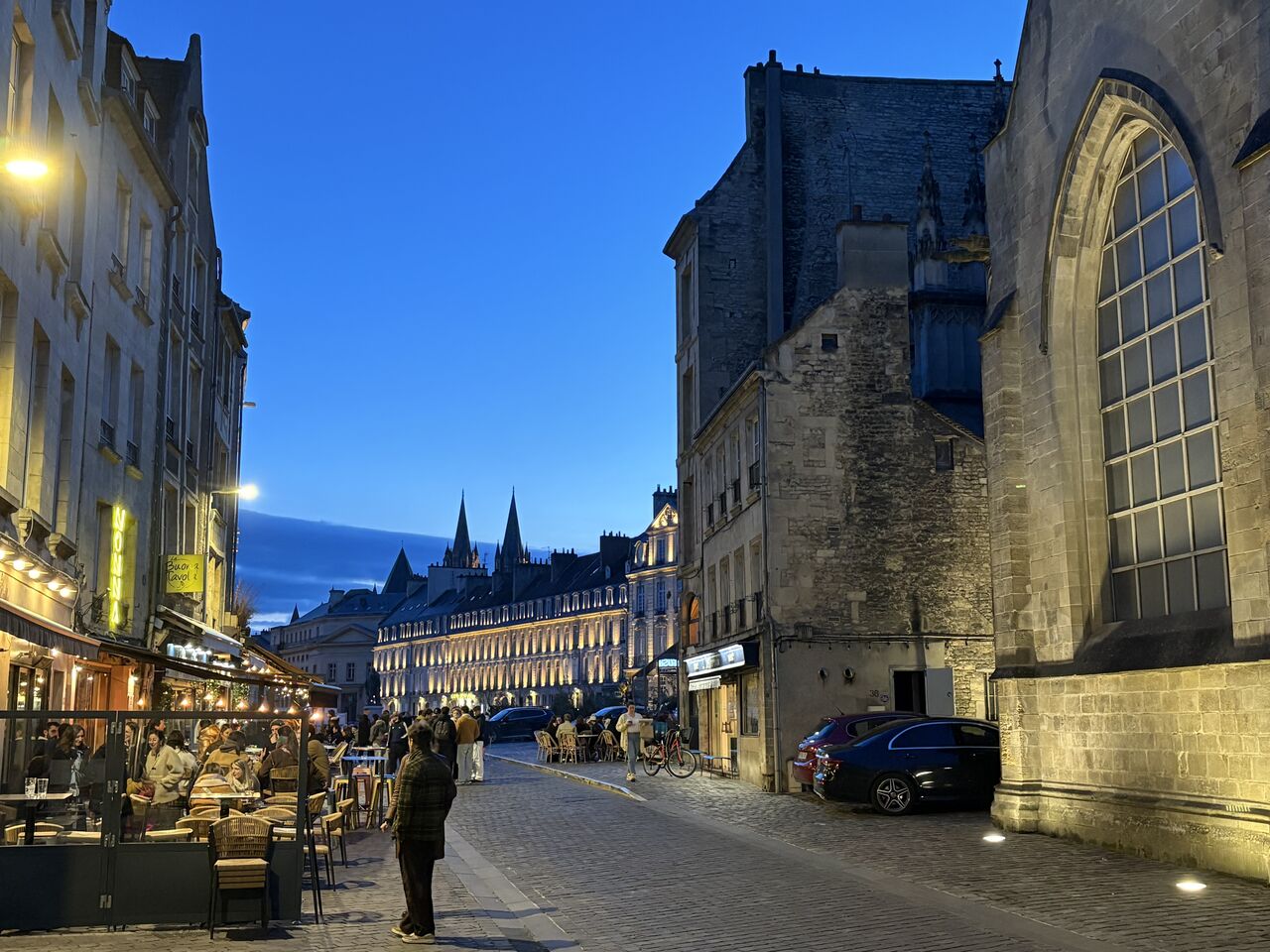 A proximité de la Place Saint Sauveur - un soir d'avril