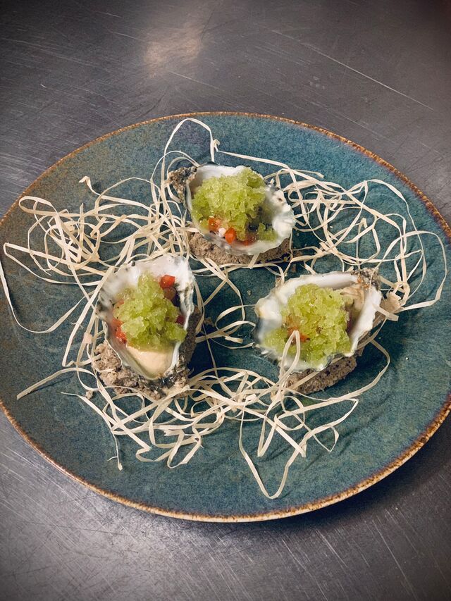 Zeeuwse zomeroester | salsa van tomaat, limoen & koriander | granité van komkommer & chili