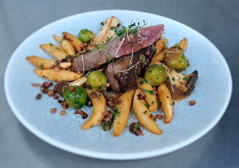 Rosa gebratener Rehrücken mit Schupfnudeln, Speck-Kohlsprossen und Wildsaftl