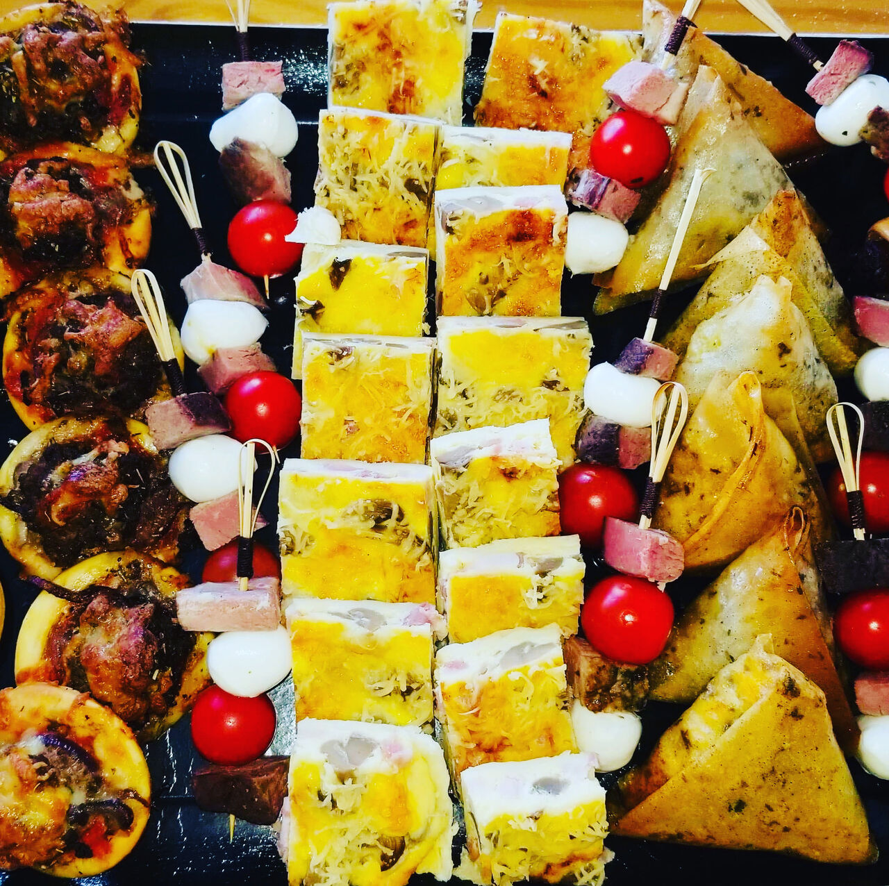 Plateau « Amuse bouche »
~ Mini pizza bolognaise
~ Brochettes tomate, mozzarella et magret
~ Mini quiche Lorraine 