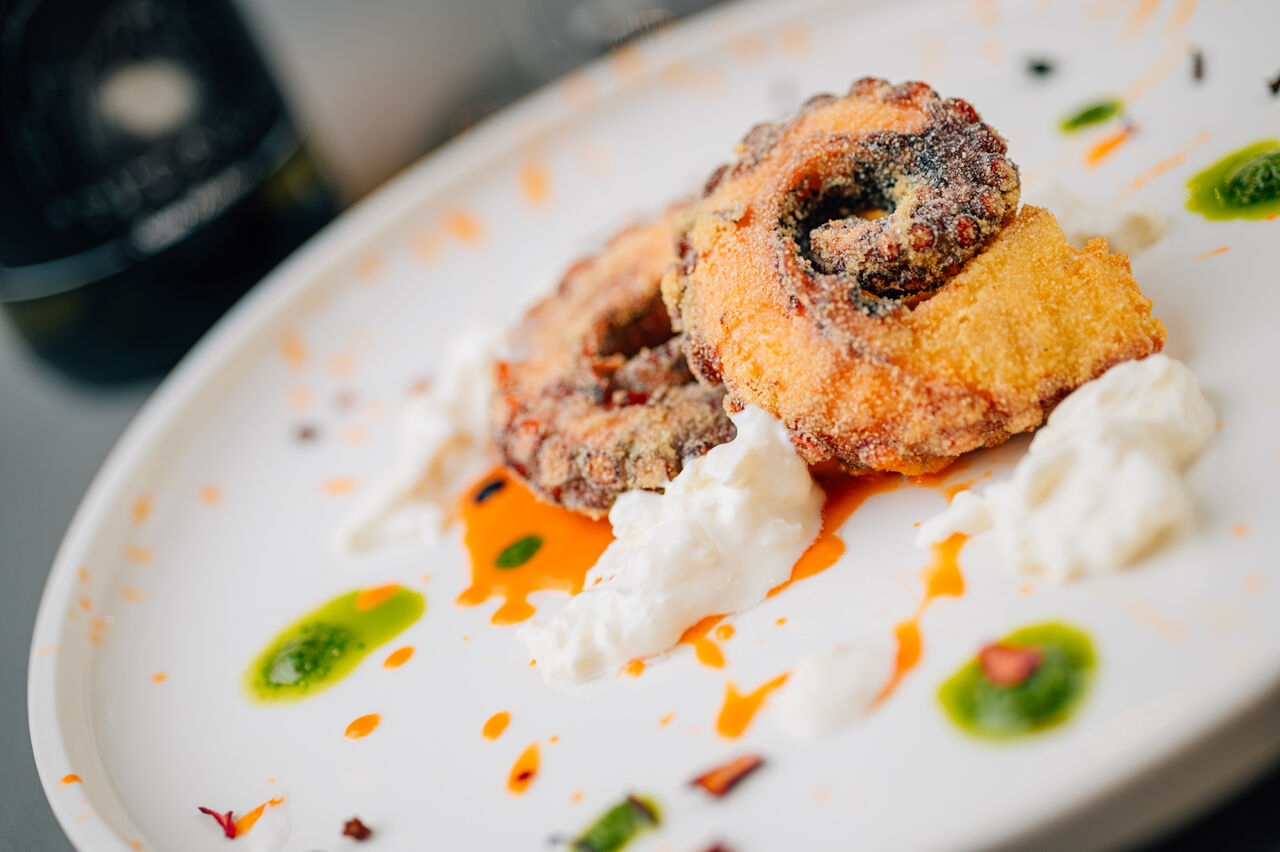 POLPO CRUNCH
In panatura di mais su crema di datterino pesto di basilico e stracciatella