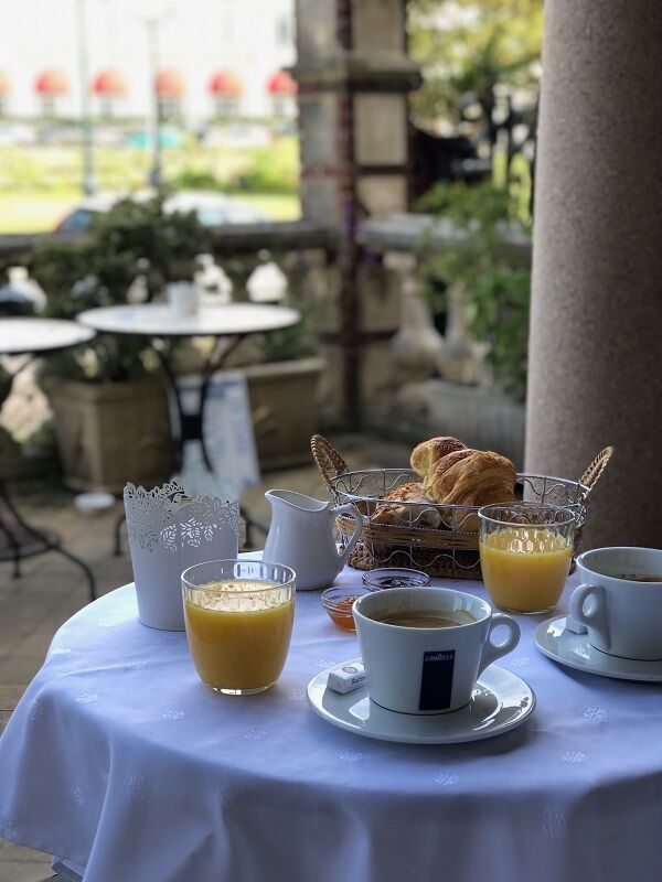 Petit dejeuner sur la terrasse face au jardin du casino