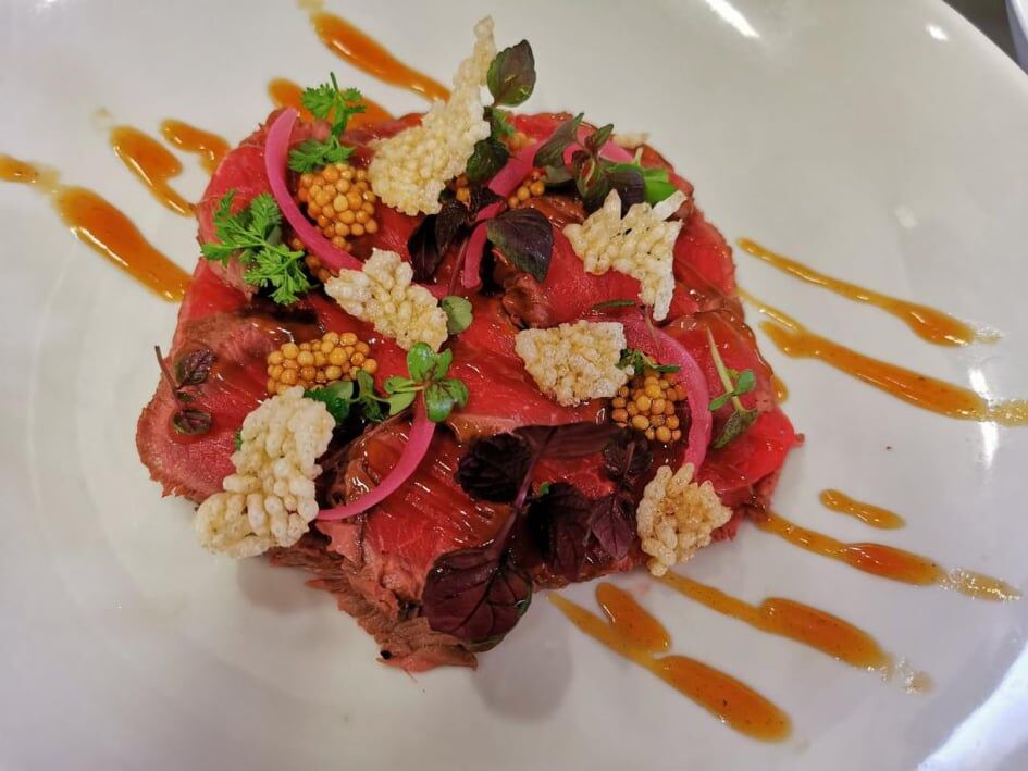 Tataki de bœuf réalisé par 2 jeunes stagiaires