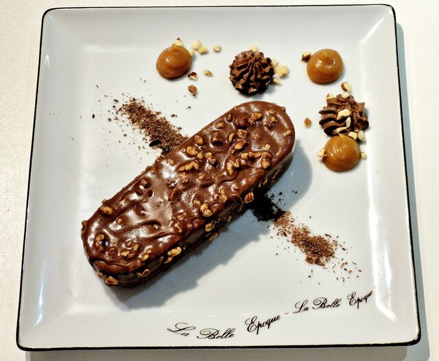 Opéra revisité noisette, insert caramel beurre salé, mousse chocolat