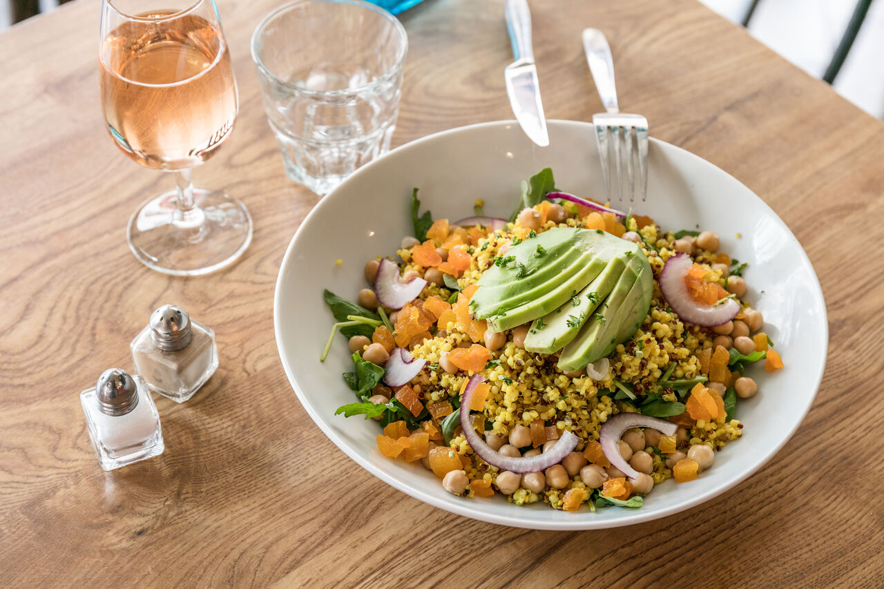 Salade quinoa, boulgour, avocat, roquette, abricot, vinaigrette au miel 