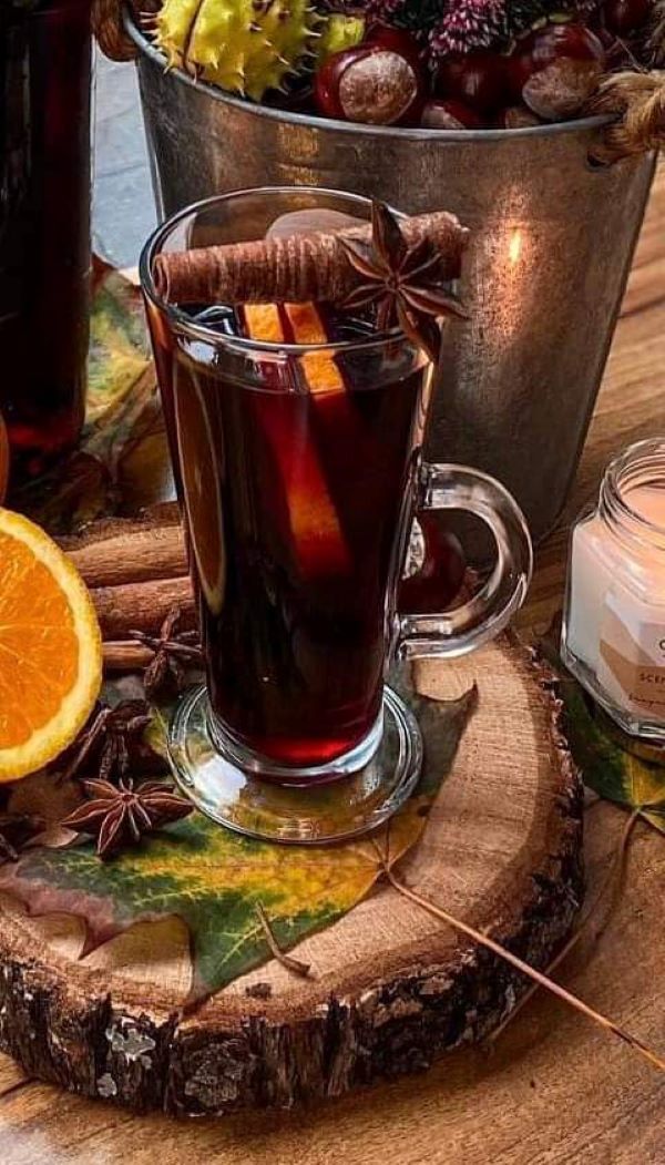 GRZANE WINO-alkoholowe lub bezalkoholowe z cynamonem, anyżem i pomarańczą.