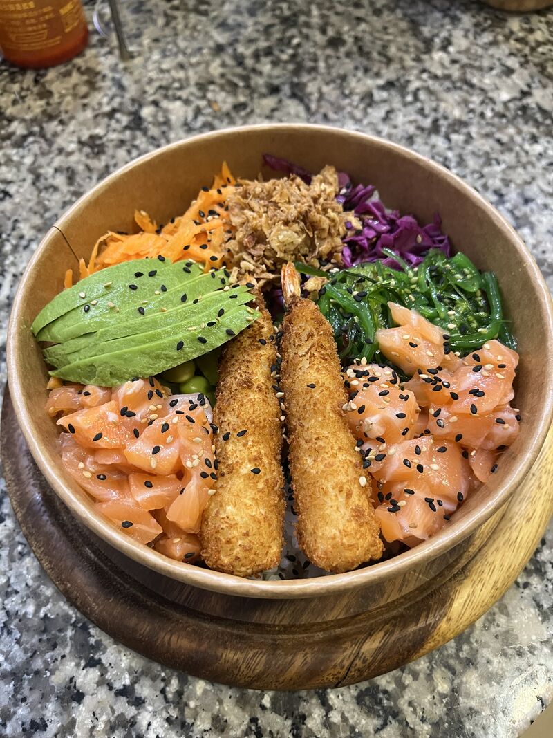 Poke con salmone e tempura 