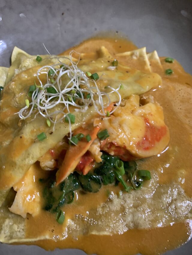 La Raviole Ouverte de Homard et Epinards
