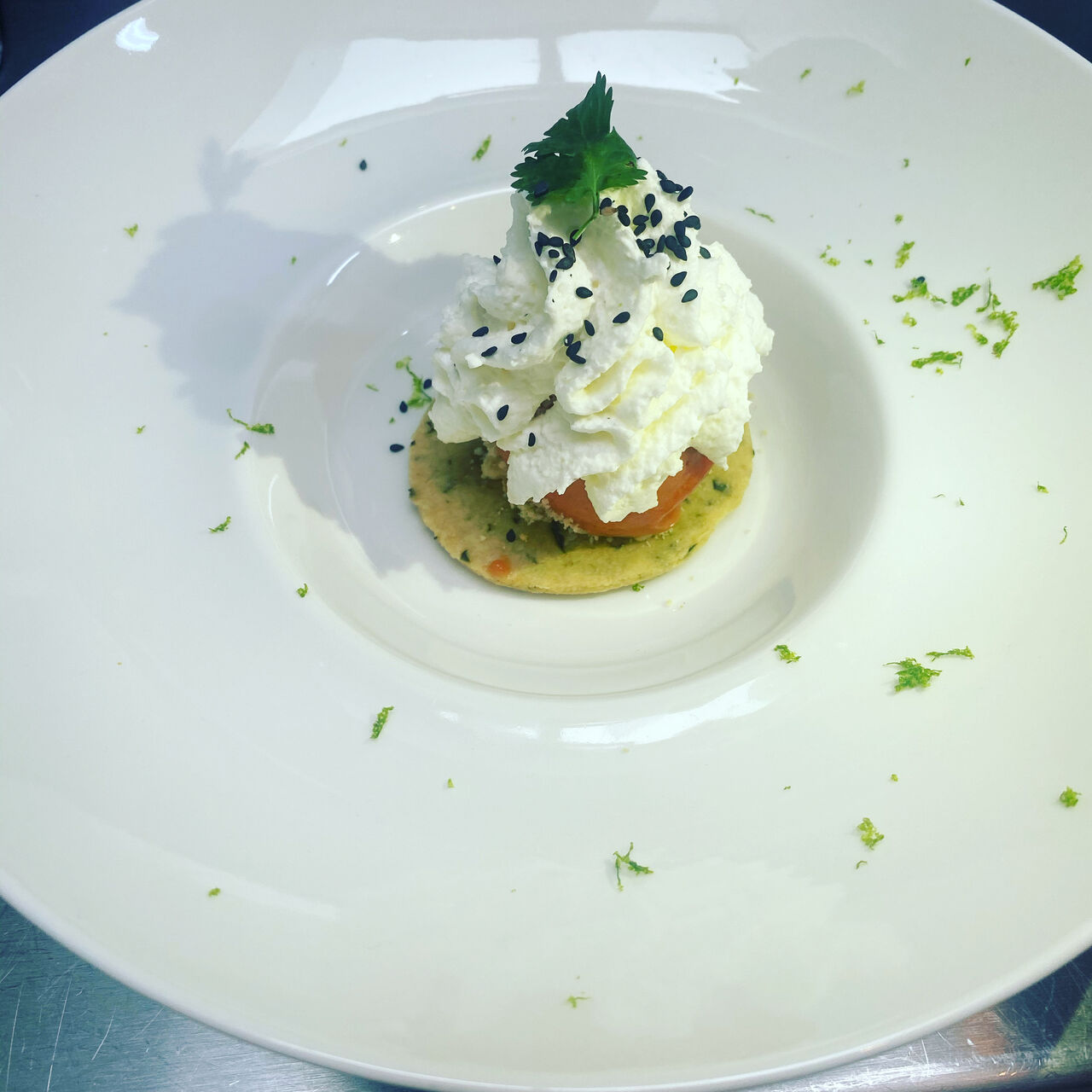 sablé au basilic, sorbet tomate et son espuma de mozzarella