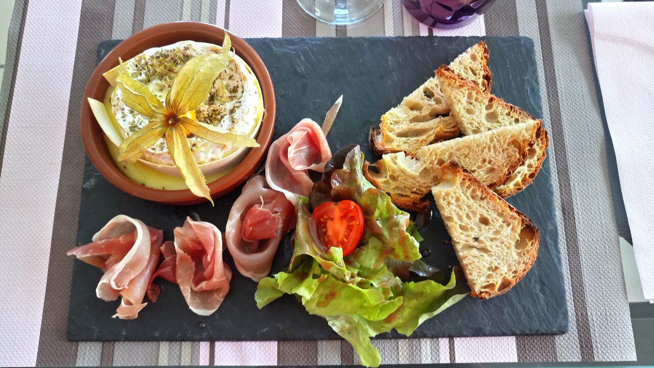 Camembert Rôti au Four, Jambon Cru Italien et ses Potatoes