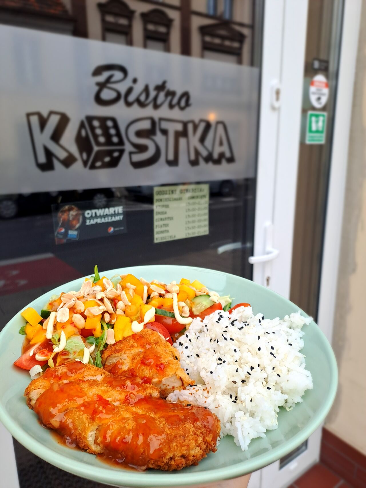 Tofu wędzone w panko z ryżem, sałatką z mango oraz sosem sweet chilli
