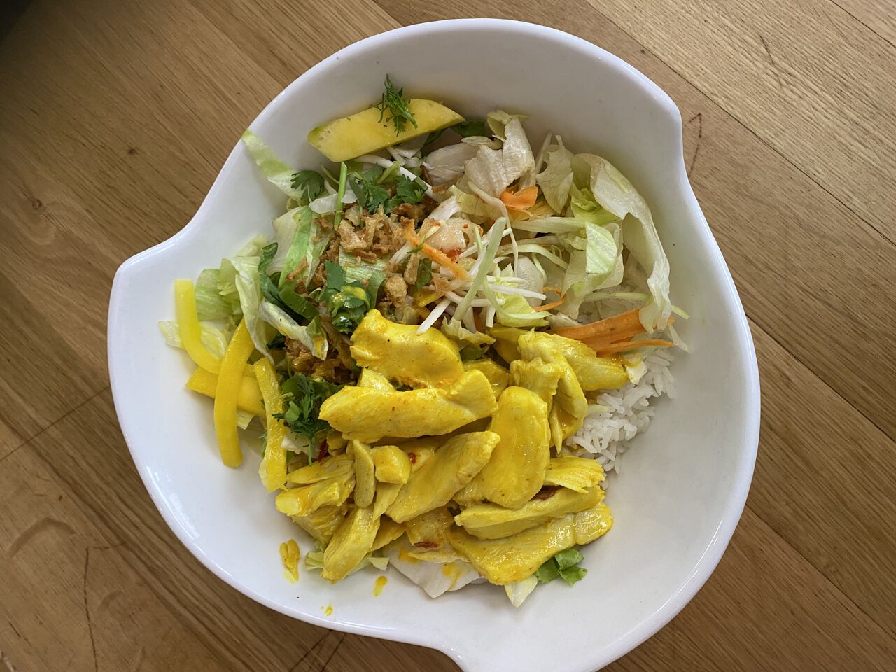 Mango Bowls mit Salat und Hühnerfleisch