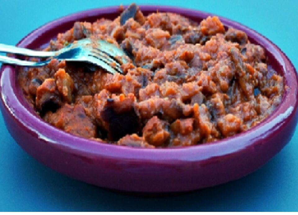 Salade d'aubergine (Zaalouk) 6 € la par t
(Aubergine grillé au four , persil, citron et huile d'olive)