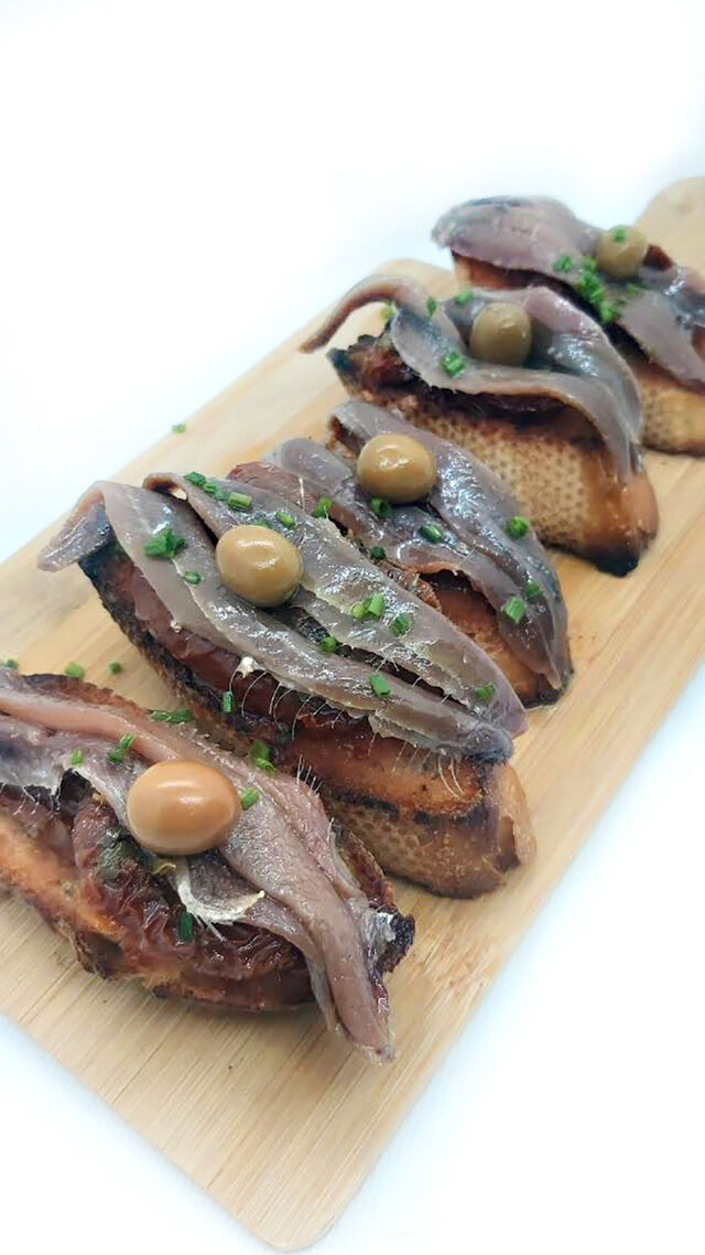 Tostaditas con anchoas y tomates secos en aceite
