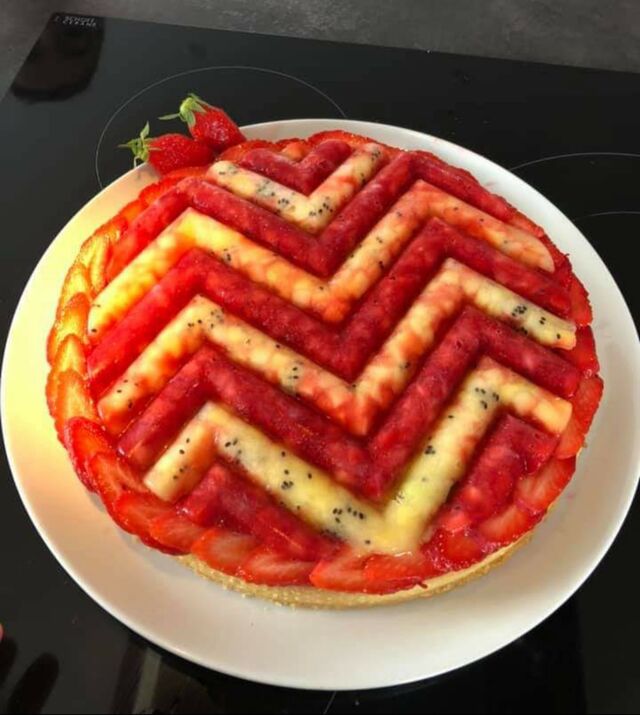 Tarte aux fruits frais kiwi et fraises.