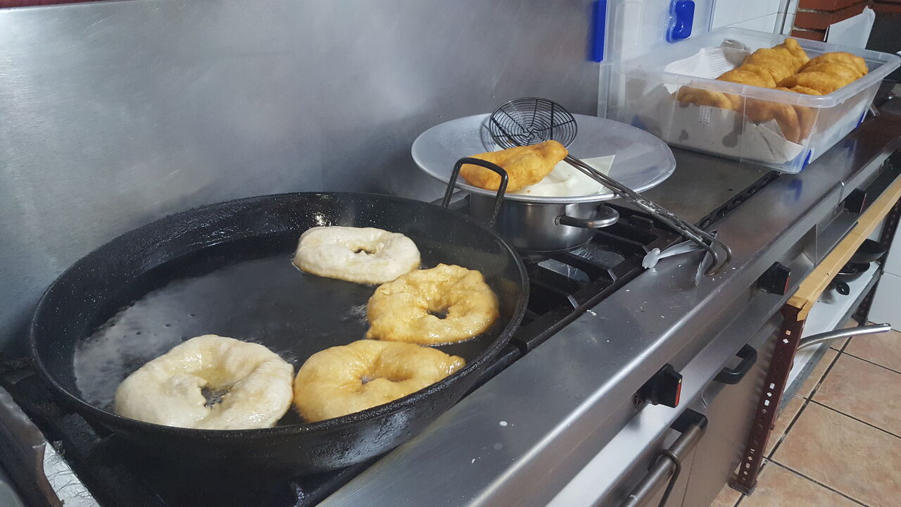 Especialidad de la casa.... Buñuelos. Muy conocidos por su gran tamaño y delicioso sabor. 
