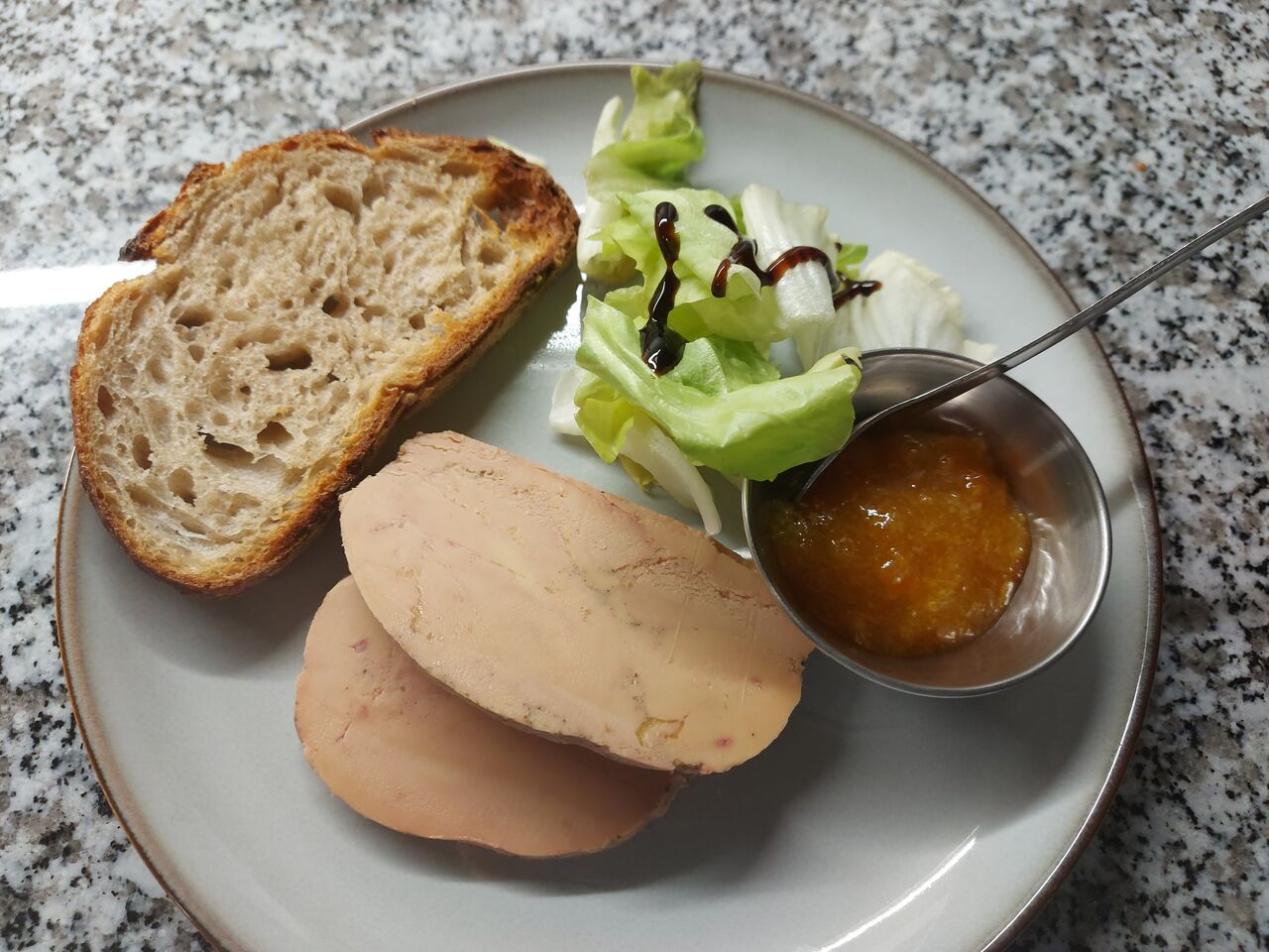 Foie gras avec confiture et toast 