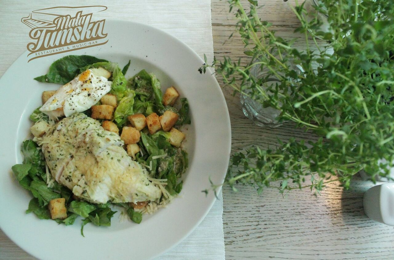 Sałatka cezar z grillowanym kurczakiem