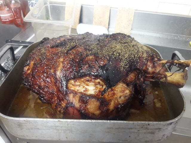 Jambon braisé au four à bois