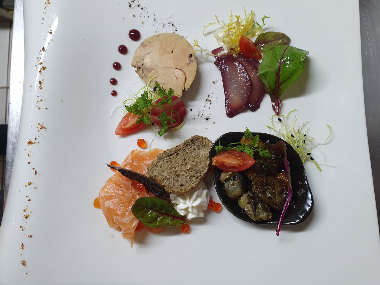 Assiette de l'Auberge avec notre saumon fumé Maison, notre Foie Gras Maison et nos escargots et son Beurre Persillé Maison
