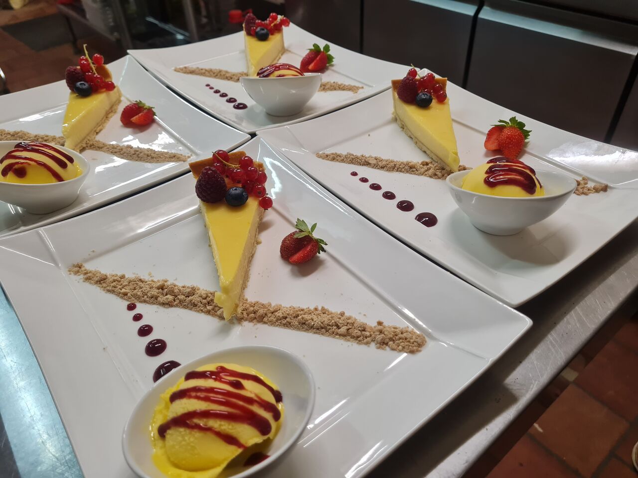 Notre tarte au citron de Sicile.Sur un sol d'amande torréfiée , tarte au citron de Sicile et son sorbet de mangue