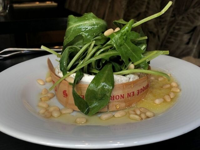 Camembert rôti au miel (petit camembert 150gr chaud, miel, pignons de pin, mélange de graines)