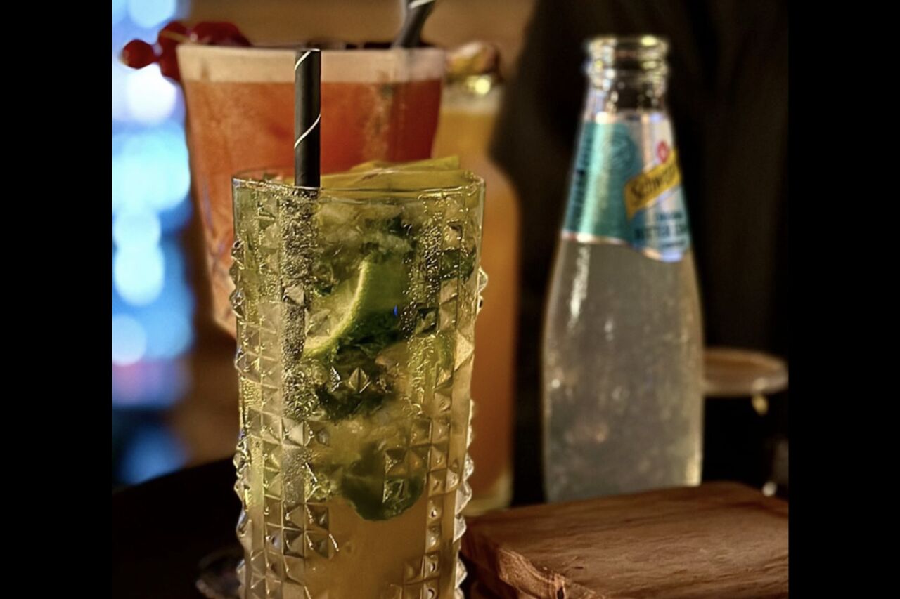 Coole und gemütliche Atmosphäre mit den besten Drinks der Stadt bei Sincos Bar & Lounge!