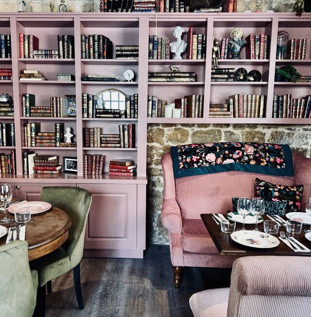 Le salon avec la jolie bibliothèque de Papi Yvon