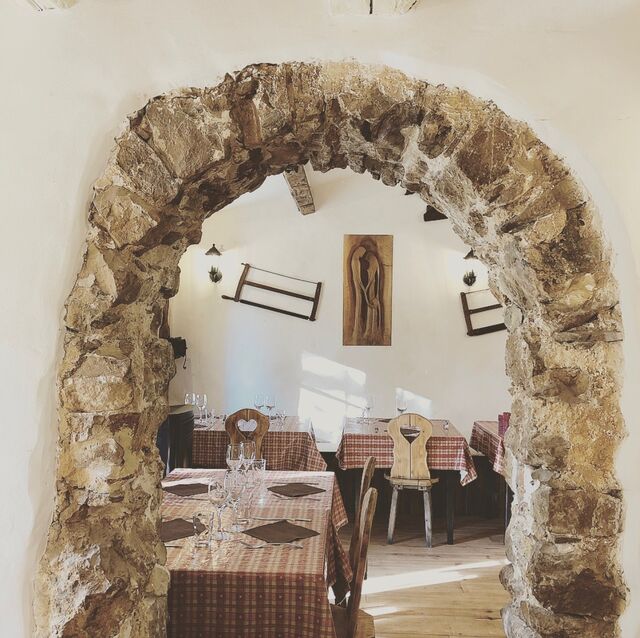 A l’intérieur, vous découvrirez une décoration chaleureuse et authentique.