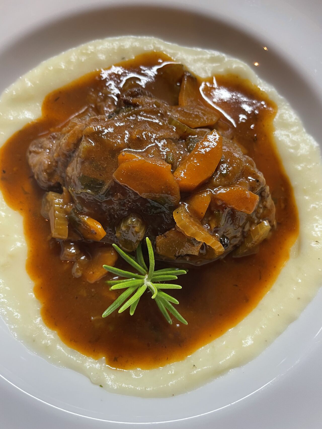 Guancialino di maiale alla contadina con crema di patate