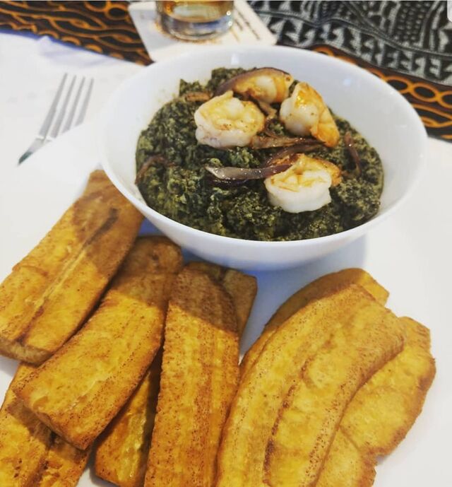 Ndole - szpinak w sosie orzechowym z mięsem i krewetkami + frytki z plantanów 