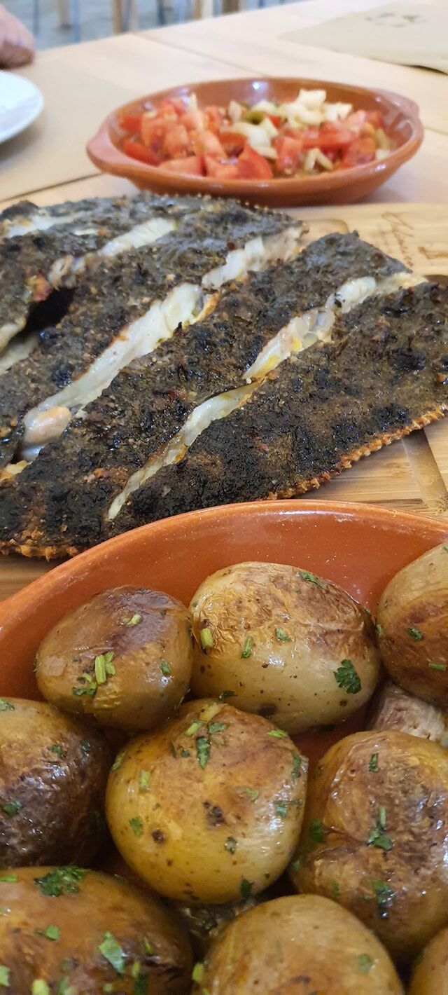 Pregado Grelhado com Batatas e Salada de Tomate