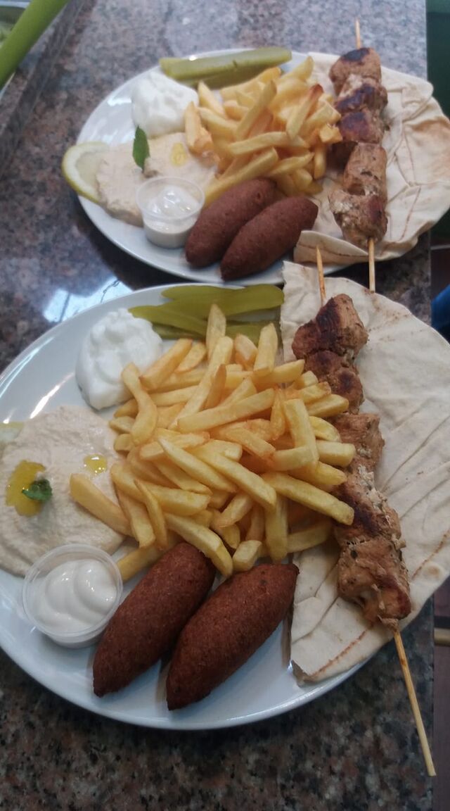 Kebbeh spéciale : Une brochette de filet de poulet marinée, Kebbeh (beignet farci au viandes hachées et de noix )
