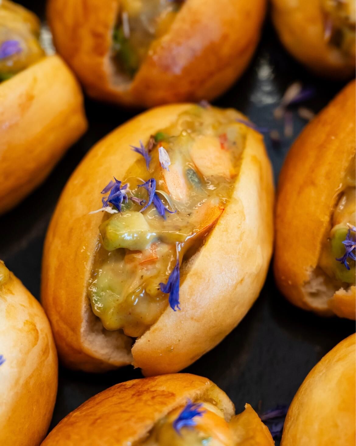 Pain brioché, crevette et avocat, mayonnaise façon rouille