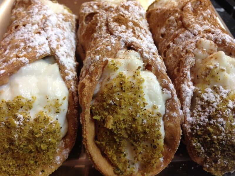 Cannolo con ricotta e pistacchio di Bronte