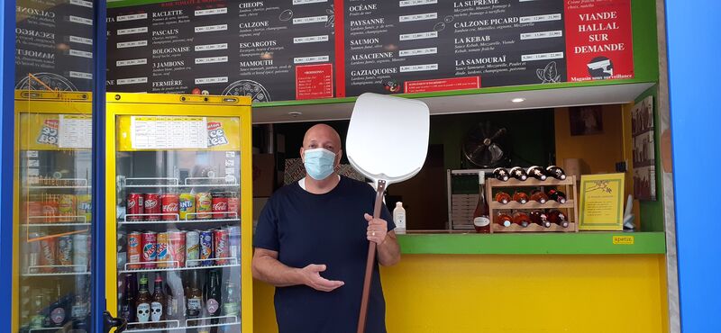 Un sourire masqué mais un accueil chaleureux. 