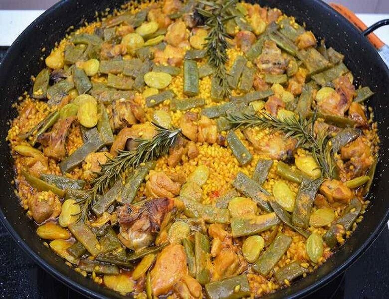 Nuestra autentica paella valenciana. Con tan solo 10 ingredientes básicos y el arroz como protagonista estrella... Alucinarás...