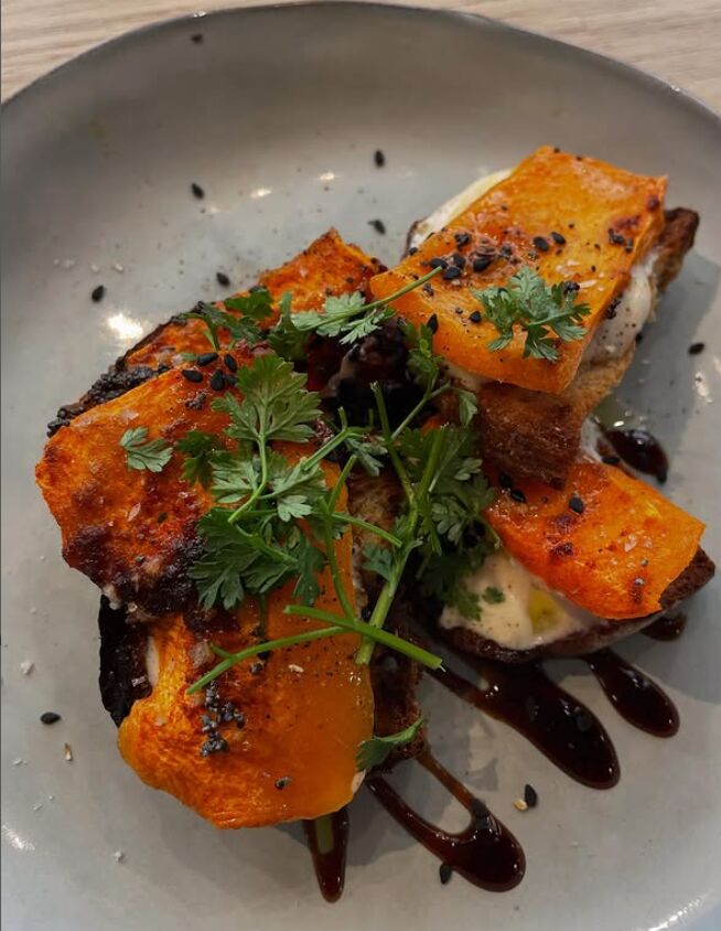 Tartine de butternut, crème au bleu et tentacule de poulpe, crème à l'ail