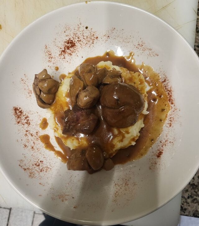 Rognons de veau sauce moutarde et purée maison