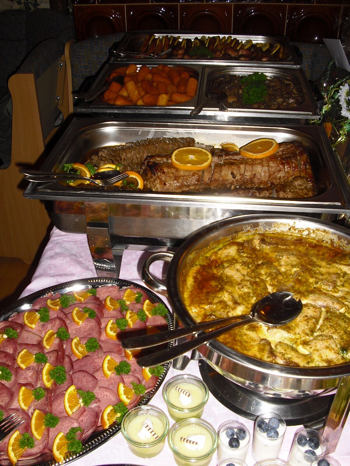 Buffet mit warmen speißen