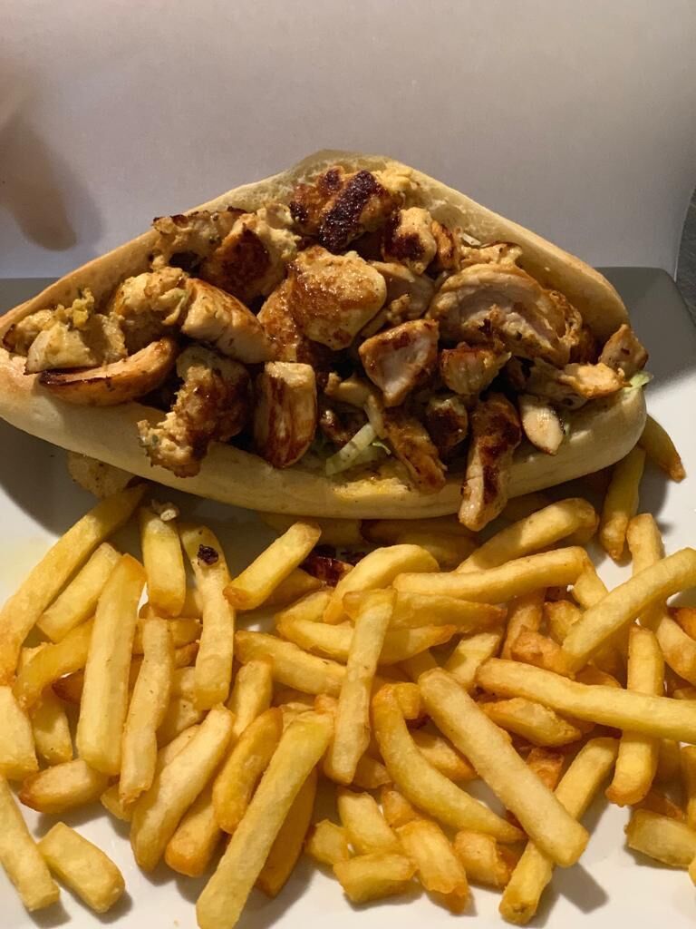 Chicken Chica Frites. 7 € Poulet mariné sauce curry