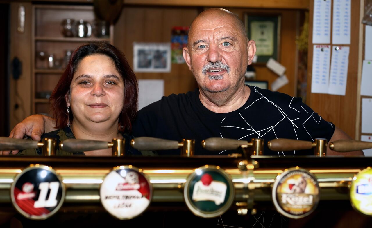 Pan majitel s obsluhou.