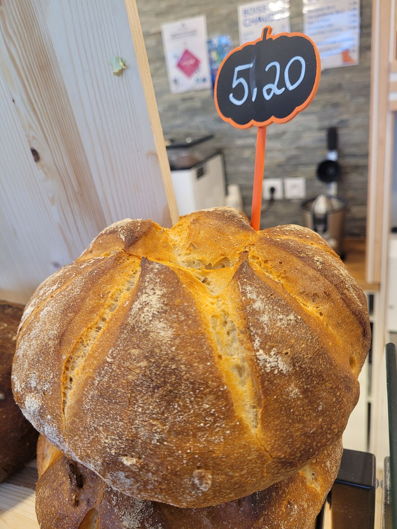 PAIN A LA CITROUILLE en forme de citrouille, graines de courge