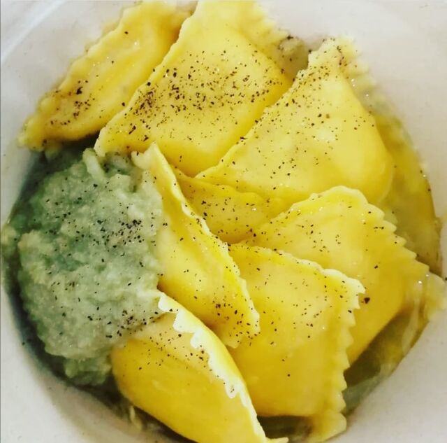 Ravioli cacio e pepe con crema di carciofi